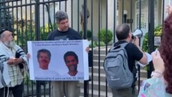 Se manifiestan frente a la embajada cubana en Washington