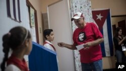 Hombre visita las urnas en La Habana el 26 de marzo de 2023. (AP/Ramón Espinosa).