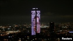 La Torre Colpatria con la imágen del presidente electo Gustavo Petro. 