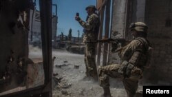 Soldados ucranianos defendiendo la ciudad industrial de Sievierodonetsk, el 20 de junio de 2022. (Reuters/Oleksandr Ratushniak).
