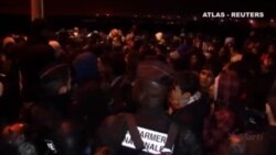 Calais: cientos de emigrantes se agolpan para obtener una plaza de autobús
