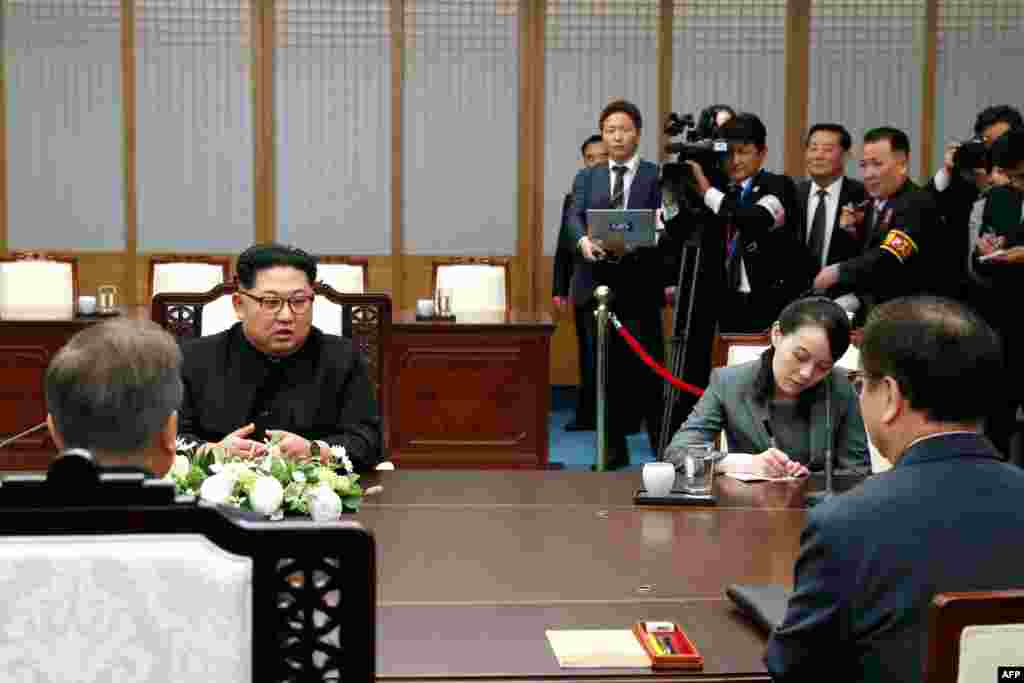 Durante el encuentro entre los mandatarios de las dos Coreas, en abril de 2017, Kim Yo Jong estuvo todo el tiempo al lado de su hermano. (Korea Summit Press Pool / AFP)