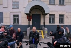 Daniil Berman,abogado del periodista de Wall Street Journal Evan Gershkovich, detenido por sospechas de espionaje, habla con la prensa a la salida de la corte en Moscú REUTERS/Evgenia Novozhenina