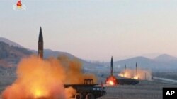 Cuatro misiles lanzados por Corea del Norte el 7 de marzo de 2017. (KRT vía AP Video).