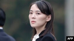 Esta foto de archivo tomada el 2 de marzo de 2019 muestra a Kim Yo Jong, hermana del líder de Corea del Norte, Kim Jong Un, asiste a una ceremonia de colocación de coronas en el Mausoleo de Ho Chi Minh durante una visita a Hanoi. (JORGE SILVA / POOL /