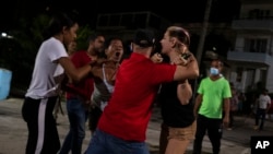 Un agente vestido de civil reprime a una manifestante en las protestas del sábado, 1ro de octubre, en El Vedado, La Habana. ((AP/Ramon Espinosa)