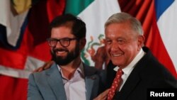 El presidente de Chile, Gabriel Boric, a la izquierda, con el presidente de México, Andrés Manuel López Obrador, en Ciudad de México el 23 de noviembre de 2022. (Reuters/Henry Romero).