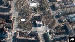 Consecuencias del ataque aéreo ruso contra el teatro Drama de Mariúpol, Ucrania. (Imagen de satélite ©2022 Maxar Technologies vía AP)