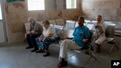 Foto Archivo. Pacientes en un policlínico de La Habana esperan ser atendidos. (AP Photo/Ismael Francisco)