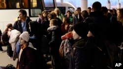 Un grupo de niños ucranianos en Varsovia, Polonia, el 21 de marzo de 2022. Debido a falta de documentos, casi 50 huérfanos ucranianos y sus cuidadores estaban varados en Polonia a la espera de ser llevados al Reino Unido. (Foto AP/Pawel Kuczynski)
