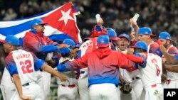 Los jugadores cubanos celebran después de derrotar a Australia en su partido de cuartos de final del Clásico Mundial de Béisbol en el Domo de Tokio, el miércoles 15 de marzo de 2023. (Foto AP/Eugene Hoshiko).