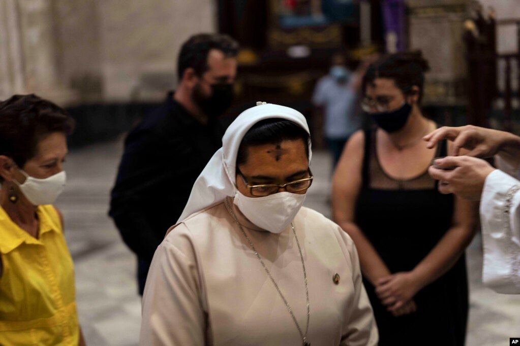 Eine Nonne mit Maske während der Aschermittwochsmesse in Havanna, Kuba. | Bildquelle: Radio Televisión Martí | Bilder sind in der Regel urheberrechtlich geschützt