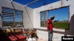 Juan Carlos Villa, en su casa destruida por el huracán Ian en Pinar del Río, el 4 de octubre de 2022. REUTERS/Alexandre Meneghini
